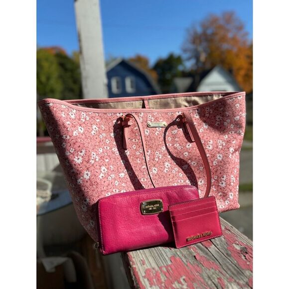 Michael Kors Large Travel Jet Set Carry All Tote, Magenta Wallet & Card Holder - Picture 5 of 16